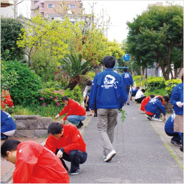 遊歩道の清掃活動